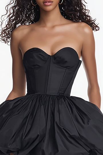 Sweetheart A-ligne Corset sans bretelles à volants Petite robe noire